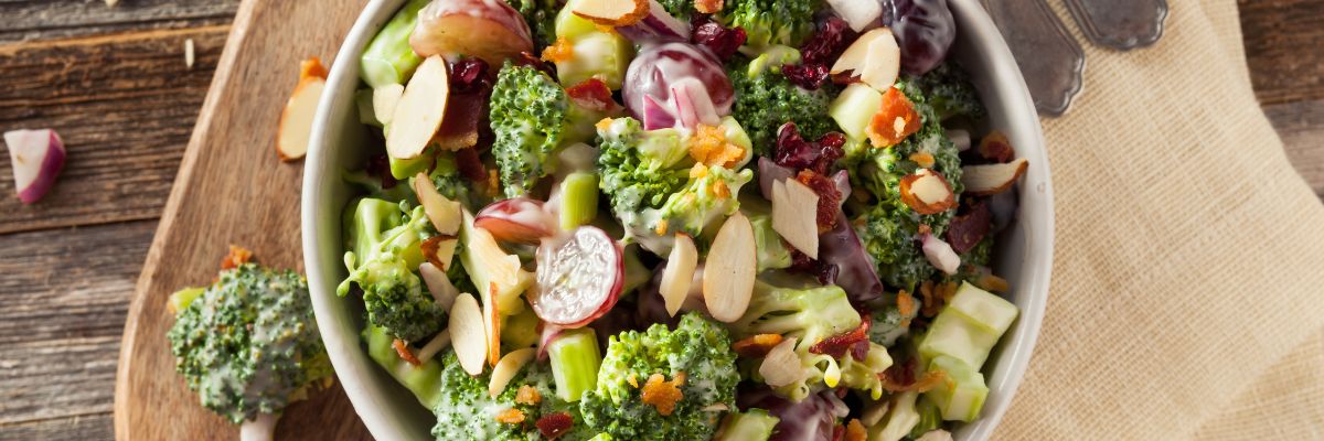 Σαλάτα με μπρόκολο και ξηρούς καρπούς - Αγγελική Ζαφειράκη